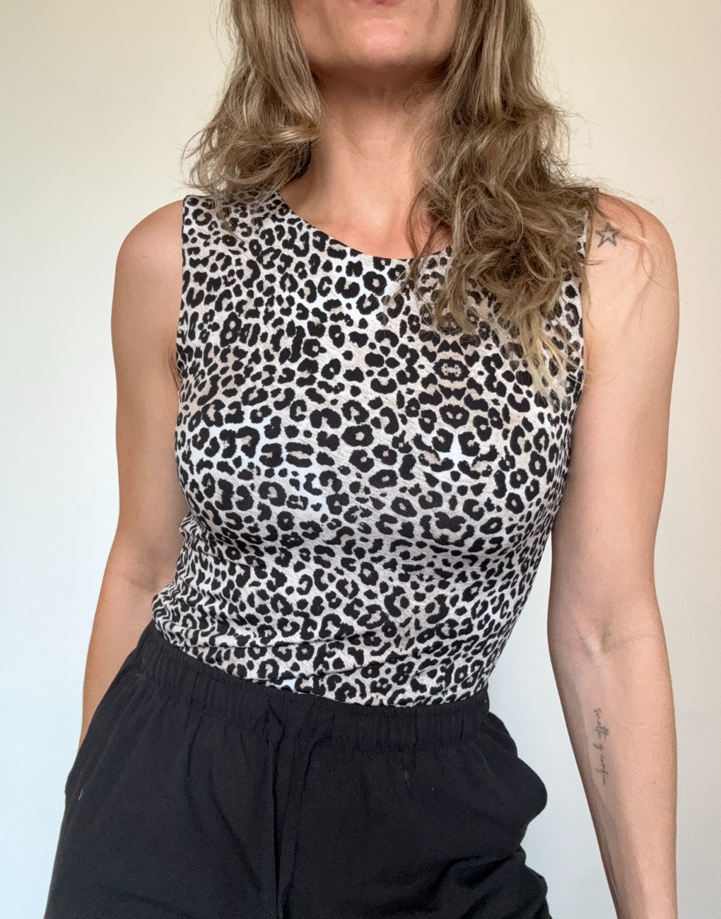 Body halter Zarah print sin mangas